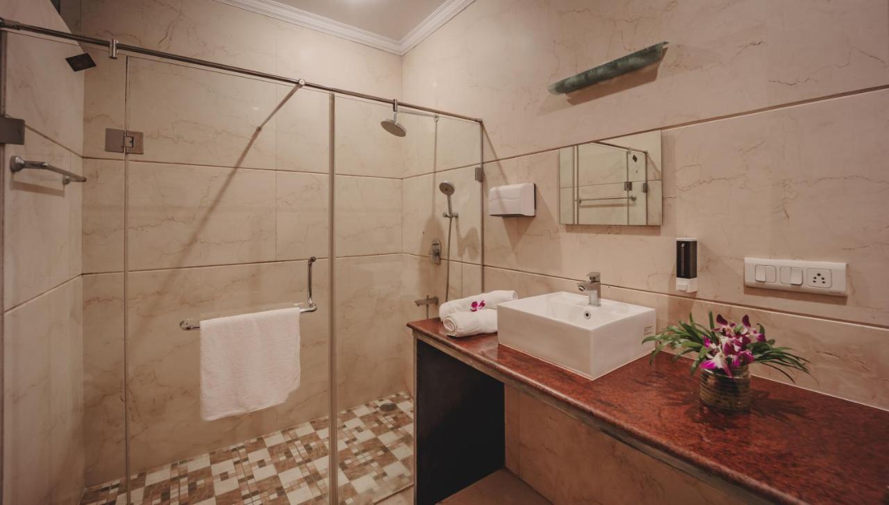 Ocean Suite Goa Dona Paula Esterno foto