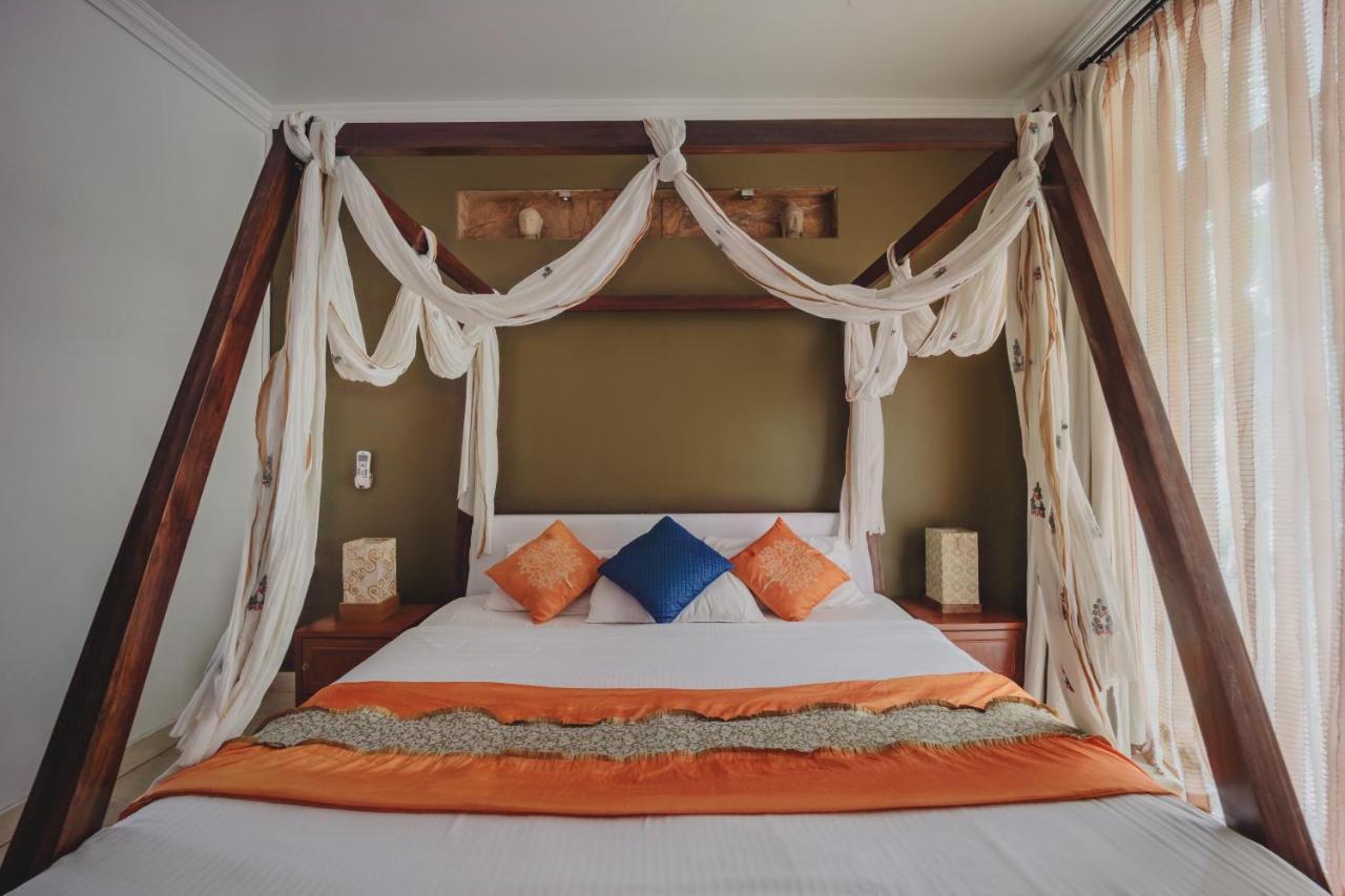 Ocean Suite Goa Dona Paula Esterno foto